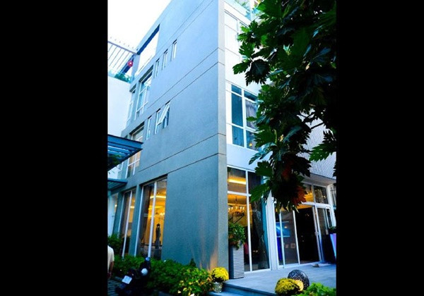  Ngôi nhà của Trương Ngọc Ánh được thiết kế theo phong cách trẻ trung, hiện đại, gần gũi với thiên nhiên, bước vào căn nhà khiến mọi người có cảm giác dễ thở, thoáng mát.