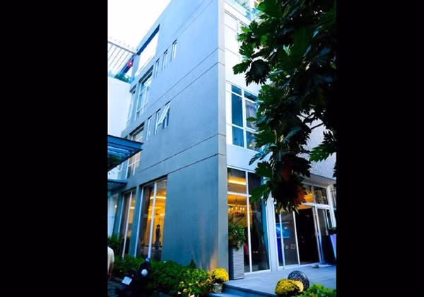  Ngôi nhà của Trương Ngọc Ánh được thiết kế theo phong cách trẻ trung, hiện đại, gần gũi với thiên nhiên, bước vào căn nhà khiến mọi người có cảm giác dễ thở, thoáng mát.