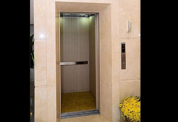 Tòa nhà có ba tầng với các không gian rộng, thoáng, nhiều cửa sổ. Trong nhà còn lắp hẳn thang máy để lên xuống cho thuận tiện.