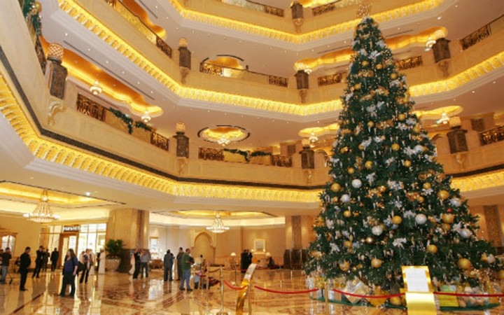 Cây thông đắt nhất thế giới được đặt tại khách sạn xa xỉ Emirates Palace trị giá 11,4 triệu USD. (Ảnh: Guinness World Records)