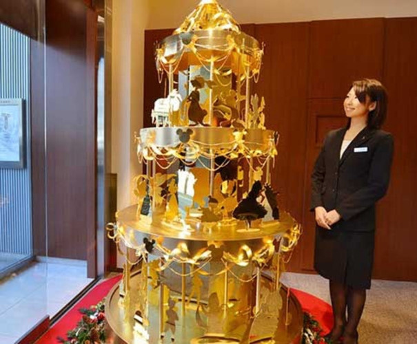 Cây thông bằng vàng trị giá 1,6 triệu USD được trưng bày tại cửa hàng trang sức của hãng Ginza Tanaka (Nnật Bản). (Ảnh: Mostluxuriouslist)