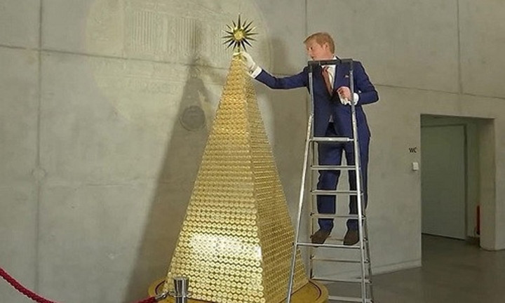 Cây thông được làm từ hơn 2.000 đồng xu bằng vàng, cao 3m. (Ảnh: Reuters)