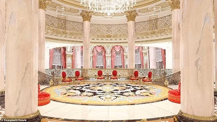 Sảnh chính lớn của khách sạn với nội thất được lấy cảm hứng từ các cung điện châu Âu trong quá khứ.