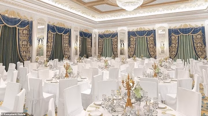 Phòng khiêu vũ của khách sạn, được gọi là Le Grand Salon Maximilian, được trang trí với những tấm thảm lụa tơ tằm.