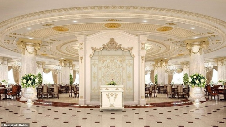 Lối vào nhà hàng Le Jardin, có họa tiết lá vàng 24 karat tô điểm cho trần nhà và cột trụ.