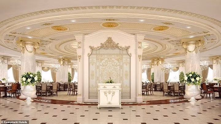 Lối vào nhà hàng Le Jardin, có họa tiết lá vàng 24 karat tô điểm cho trần nhà và cột trụ.