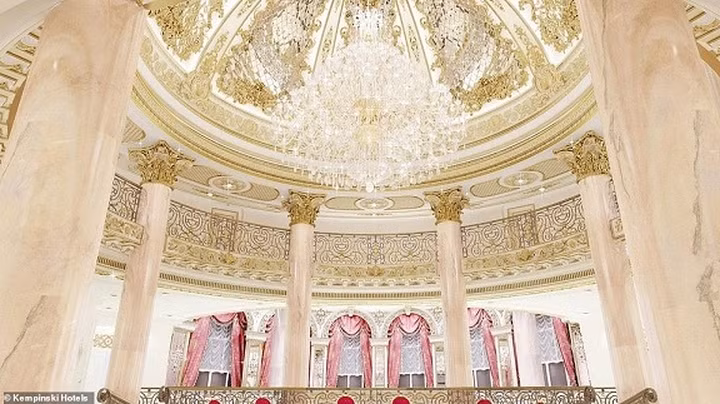 Những cột đá cẩm thạch sang trọng và đèn chùm với hơn 40.000 viên pha lê Swarovski.