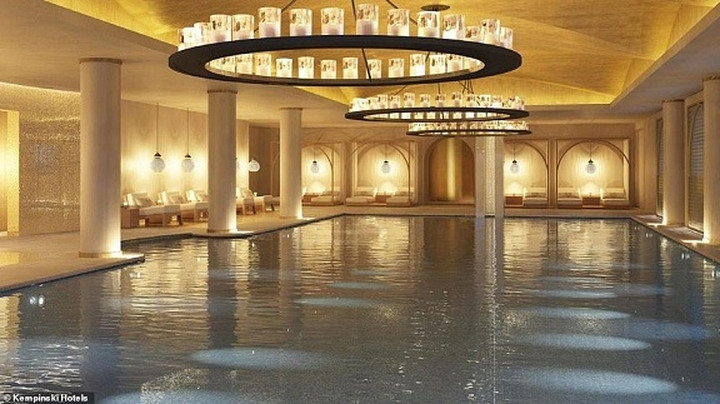 Hồ bơi trong nhà tại Cung điện Emerald là loại lớn nhất ở Dubai - dài 22,5m.