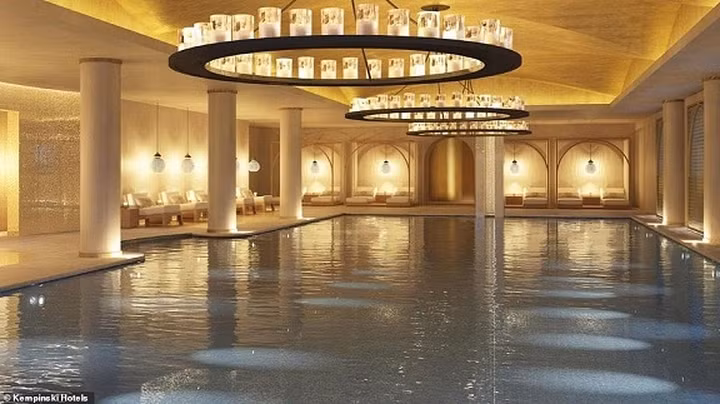 Hồ bơi trong nhà tại Cung điện Emerald là loại lớn nhất ở Dubai - dài 22,5m.