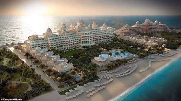 Emerald Palace có 391 phòng và tám nhà hàng với tầm nhìn bao quát khắp Đầm phá Palm và Vịnh Ả Rập.