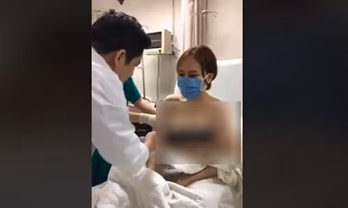 Bác sĩ Thái trực tiếp chạm tay để khám cũng như hướng dẫn bệnh nhân này cách chăm sóc ngực. Ảnh cắt từ clip.