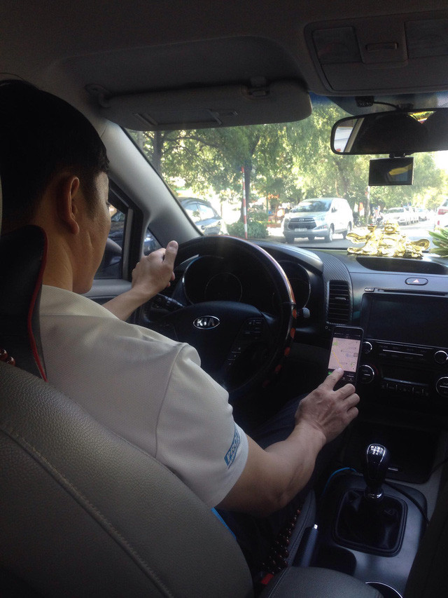 “Dai chien” taxi: Hoang mang, tai xe tinh ban xe tra no