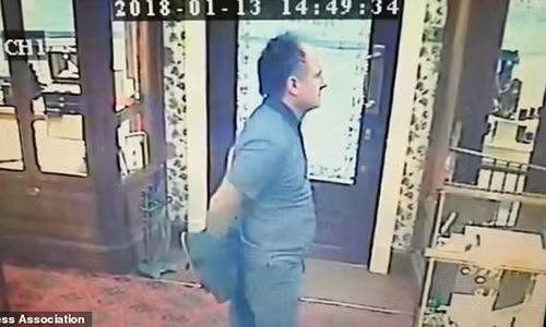 Fiddler bình tĩnh cởi áo khoác trước khi lao vào bắt cướp.