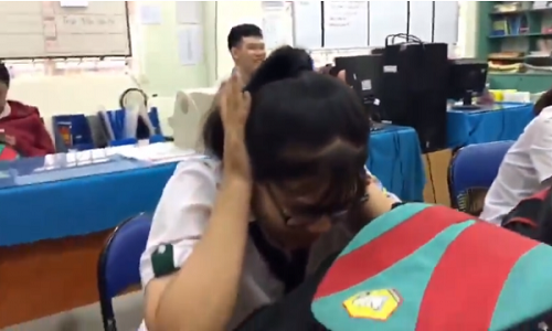 Đã cố gắng bịt tai lại rồi…