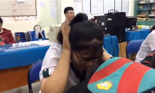 Đã cố gắng bịt tai lại rồi…