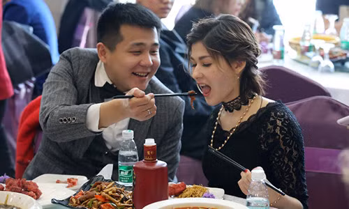 Chen Jingyang, 28 tuổi, và cô vợ người Nga xinh đẹp Sophia, 22 tuổi