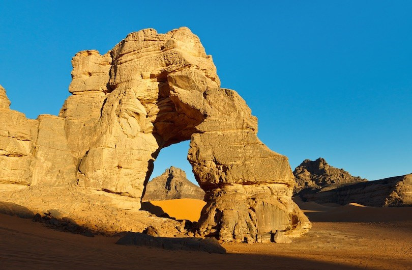 5. Tadrart Acacus Một lực lượng thiên nhiên siêu huyền bí nào đó đã khắc nên một số hình dạng đá kỳ lạ ở Tadrart Acacus của Libya, còn được gọi là dãy núi Acacus, bao gồm các khối đá tự nhiên tạo thành vòm đẹp và những khối đá mang hình dạng kì quái. Tadrart Acacus cũng được biết đến với hàng ngàn bức tranh đá tiền sử và hàng trăm công trình khắc trên một khu vực nằm ở phía bắc thành phố Ghat. Tác phẩm cổ được tạo ra từ 12.000 năm trước Công nguyên đến năm 100 sau Công nguyên bao gồm những hình ảnh về con người, động vật hoang dã sống trong khu vực trong giai đoạn này như ngựa và lạc đà thuần hoá.