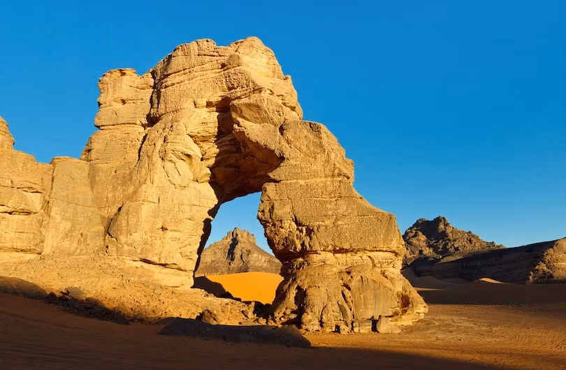 5. Tadrart Acacus Một lực lượng thiên nhiên siêu huyền bí nào đó đã khắc nên một số hình dạng đá kỳ lạ ở Tadrart Acacus của Libya, còn được gọi là dãy núi Acacus, bao gồm các khối đá tự nhiên tạo thành vòm đẹp và những khối đá mang hình dạng kì quái. Tadrart Acacus cũng được biết đến với hàng ngàn bức tranh đá tiền sử và hàng trăm công trình khắc trên một khu vực nằm ở phía bắc thành phố Ghat. Tác phẩm cổ được tạo ra từ 12.000 năm trước Công nguyên đến năm 100 sau Công nguyên bao gồm những hình ảnh về con người, động vật hoang dã sống trong khu vực trong giai đoạn này như ngựa và lạc đà thuần hoá.