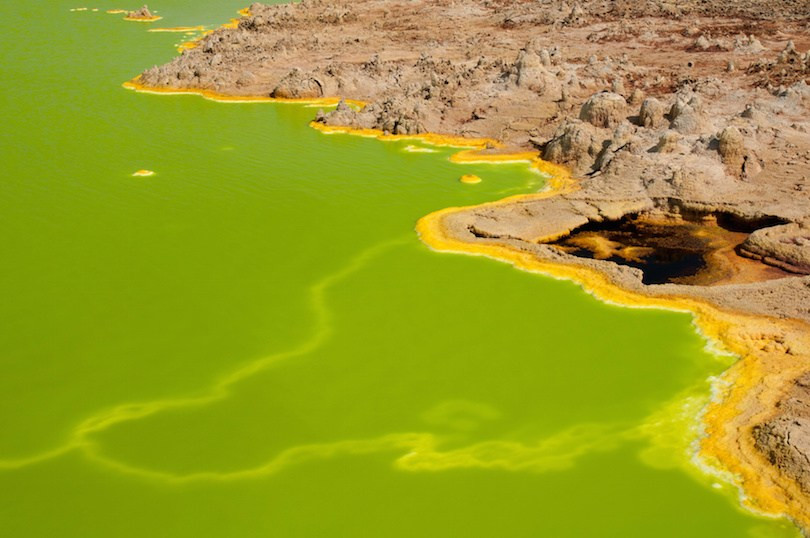 10. Dallol Đến với Dallol, phía bắc Ethiopia, du khách tưởng như mình đang lạc vào một hành tinh khác - một hành tinh rất nóng và đầy màu sắc rực rỡ. Phong cảnh ở đây là một cuộc "nổi dậy" của các màu vàng, tím, màu đỏ và màu xanh lá cây, kết quả của các khoáng chất khác nhau có thể được tìm thấy trong các mạch nước phun và suối nước nóng tại khu vực này. Nhiều du khách đến Dallol cho biết, ở một số nơi, họ thậm chí có thể nghe thấy tiếng sủi bọt của nước nóng vọng từ dưới lớp vỏ mỏng của bề mặt trái đất.