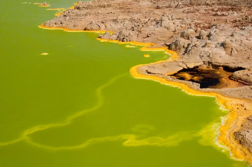 10. Dallol Đến với Dallol, phía bắc Ethiopia, du khách tưởng như mình đang lạc vào một hành tinh khác - một hành tinh rất nóng và đầy màu sắc rực rỡ. Phong cảnh ở đây là một cuộc "nổi dậy" của các màu vàng, tím, màu đỏ và màu xanh lá cây, kết quả của các khoáng chất khác nhau có thể được tìm thấy trong các mạch nước phun và suối nước nóng tại khu vực này. Nhiều du khách đến Dallol cho biết, ở một số nơi, họ thậm chí có thể nghe thấy tiếng sủi bọt của nước nóng vọng từ dưới lớp vỏ mỏng của bề mặt trái đất.