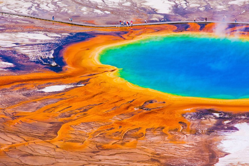3. Grand Prismatic Spring Màu sắc của hồ nước nóng lớn nhất ở Mỹ này sống động đến mức trông nó giống như một bảng màu nhân tạo. Được gọi là Grand Prismatic Spring, hồ nước này bao gồm các màu sắc rực rỡ như xanh nước biển, đỏ tươi sáng và màu cam bốc lửa. Ở giữa hồ là khu vực nước nóng nhất mang màu xanh nước biển, khi nước giảm, nhiệt độ màu sắc của nó cũng thay đổi theo. Hồ nước nóng tuyệt đẹp này nằm trong một kỳ quan tự nhiên khác, Vườn Quốc gia Yellowstone.