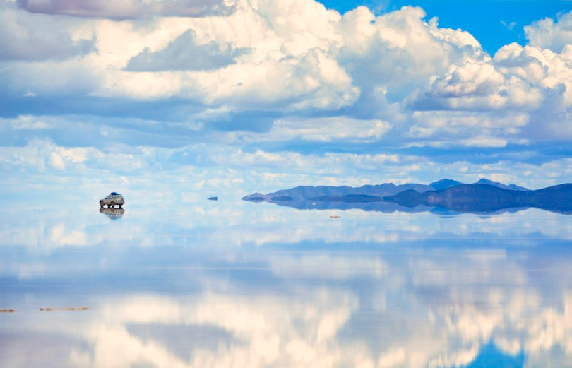 6. Salar de Uyuni Salar de Uyani là mỏ muối lớn nhất trên thế giới, nằm ở Bolivia. Vào mùa khô, cả mỏ muối được bao phủ một màu mờ trắng sáng. Nhưng sang mùa mưa, cảnh quan của Salar de Uyuni sẽ trở nên siêu thực bởi một lớp nước mỏng trên bề mặt cánh đồng, tạo ra hiệu ứng phản chiếu hoàn hảo, khiến cánh đồng muối như chiếc gương lớn nhất thế giới.