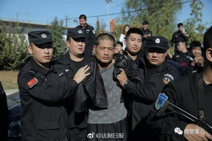 Video: Canh sat Trung Quoc tom gon 2 ten tu vuot nguc