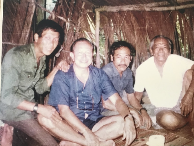 Đồng chí Trần Phương Thế (thứ hai từ phải qua) trong một lần bàn thảo kế hoạch với Lê Quốc Túy và Mai Văn Hạnh.