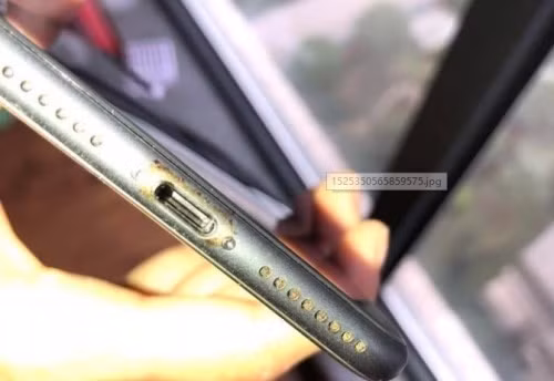 iPhone 8 cháy khét lẹt khi cô gái cắm sạc qua đêm iPhone 8 chay khet let khi co gai cam sac qua dem