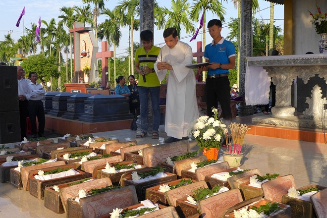 Linh mục và người dân giáo xứ An Bài cùng cầu kinh cho linh hồn các thai nhi.