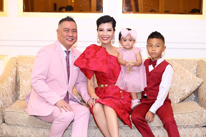 Tổ ấm nhỏ hạnh phúc của Vũ Cẩm Nhung. Con trai đầu lòng của người đẹp tên Nam Anh năm nay 6 tuổi, con gái thứ 2 là Vi Anh năm nay vừa tròn 1 tuổi.