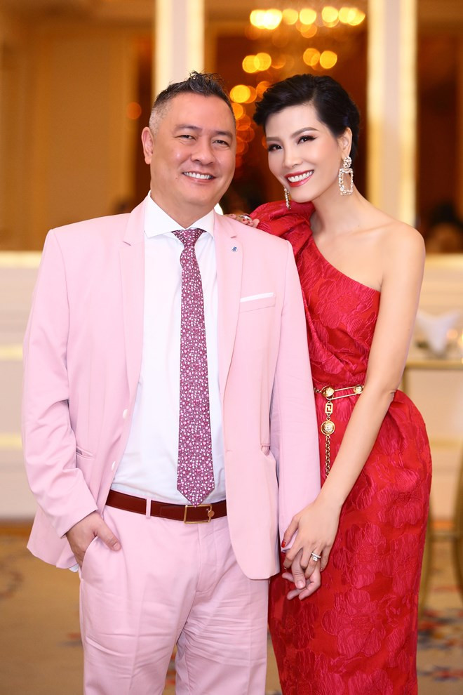 9 năm sau khi kết hôn, cựu siêu mẫu đình đám một thời mới sinh con trai đầu lòng, 6 năm sau mới đón công chúa thứ hai. Vũ Cẩm Nhung tâm sự, đây là một chặng đường dài đầy thách thức với cô và ông xã. Chia sẻ trong một talkshow truyền hình tháng 4 vừa qua, cựu siêu mẫu họ Vũ cho biết, trong khoảng thời gian khó khăn đó, cô từng khuyên chồng đi lấy người khác. Tuy nhiên, với tính cách tâm lý, nhẹ nhàng, chính chồng cô đã ở bên động viên và cùng cô chờ đợi đến ngày đón tin vui.