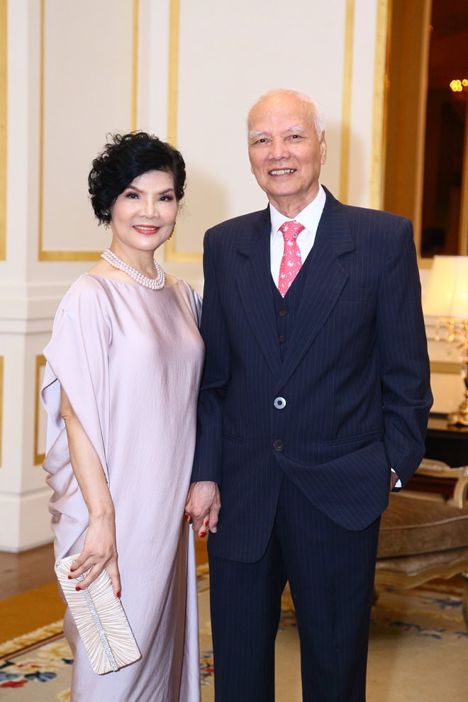 Cũng trong dịp này, Vũ Cẩm Nhung lần đầu tiên khoe ảnh gia đình. Đây là lần đầu tiên, người hâm mộ được ngắm các thành viên trong gia đình chân dài nổi tiếng.