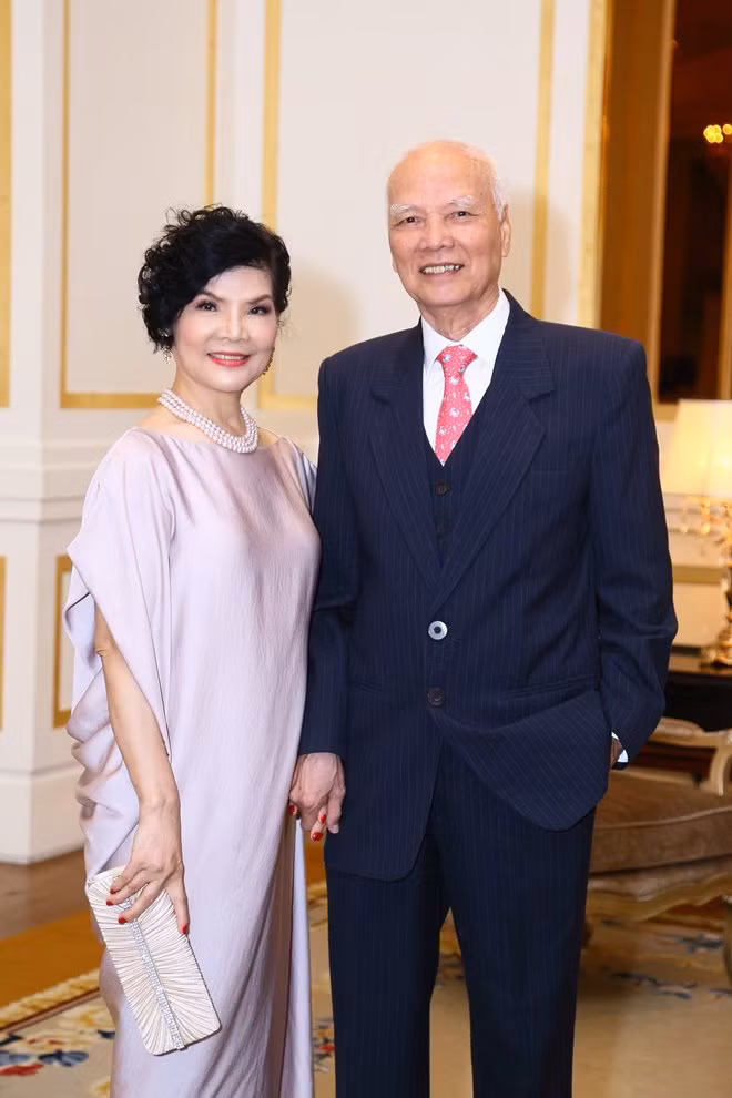 Cũng trong dịp này, Vũ Cẩm Nhung lần đầu tiên khoe ảnh gia đình. Đây là lần đầu tiên, người hâm mộ được ngắm các thành viên trong gia đình chân dài nổi tiếng.