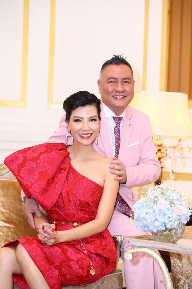 "Mỗi khi tôi thấy áp lực lớn quá tôi lại nói: “Anh, hay anh đi lấy vợ khác đi, đi lấy vợ khác anh sẽ có một đứa con”. Nhưng lúc đó anh ấy lại nói: “Không, con không quan trọng bằng em. Anh lấy được em rồi thì anh sẽ ở với em cả đời. Anh cần em trước khi cần có con nên anh không bao giờ lấy cô nào nữa”, Vũ Cẩm Nhung chia sẻ. Cựu siêu mẫu Hà thành cho biết, cô chưa từng bị gia đình hai bên và ông xã của mình gây áp lực: “9 năm đó, chồng chưa bao giờ cho tôi thấy anh ấy đang suy nghĩ rằng mình rất muốn có con nhưng bản thân tôi cảm thấy rất thương chồng”.