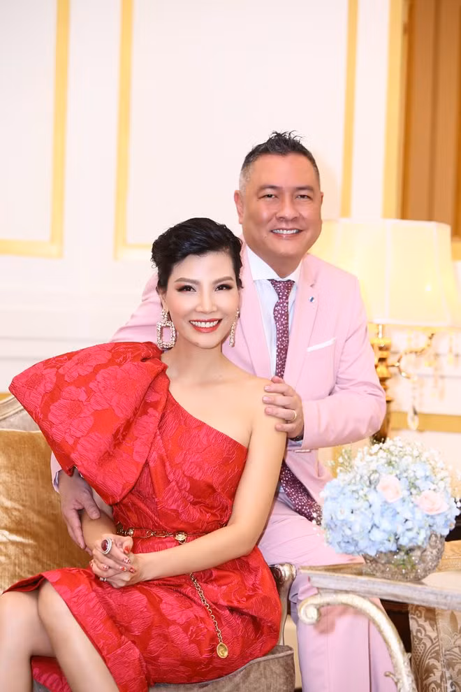 "Mỗi khi tôi thấy áp lực lớn quá tôi lại nói: “Anh, hay anh đi lấy vợ khác đi, đi lấy vợ khác anh sẽ có một đứa con”. Nhưng lúc đó anh ấy lại nói: “Không, con không quan trọng bằng em. Anh lấy được em rồi thì anh sẽ ở với em cả đời. Anh cần em trước khi cần có con nên anh không bao giờ lấy cô nào nữa”, Vũ Cẩm Nhung chia sẻ. Cựu siêu mẫu Hà thành cho biết, cô chưa từng bị gia đình hai bên và ông xã của mình gây áp lực: “9 năm đó, chồng chưa bao giờ cho tôi thấy anh ấy đang suy nghĩ rằng mình rất muốn có con nhưng bản thân tôi cảm thấy rất thương chồng”.