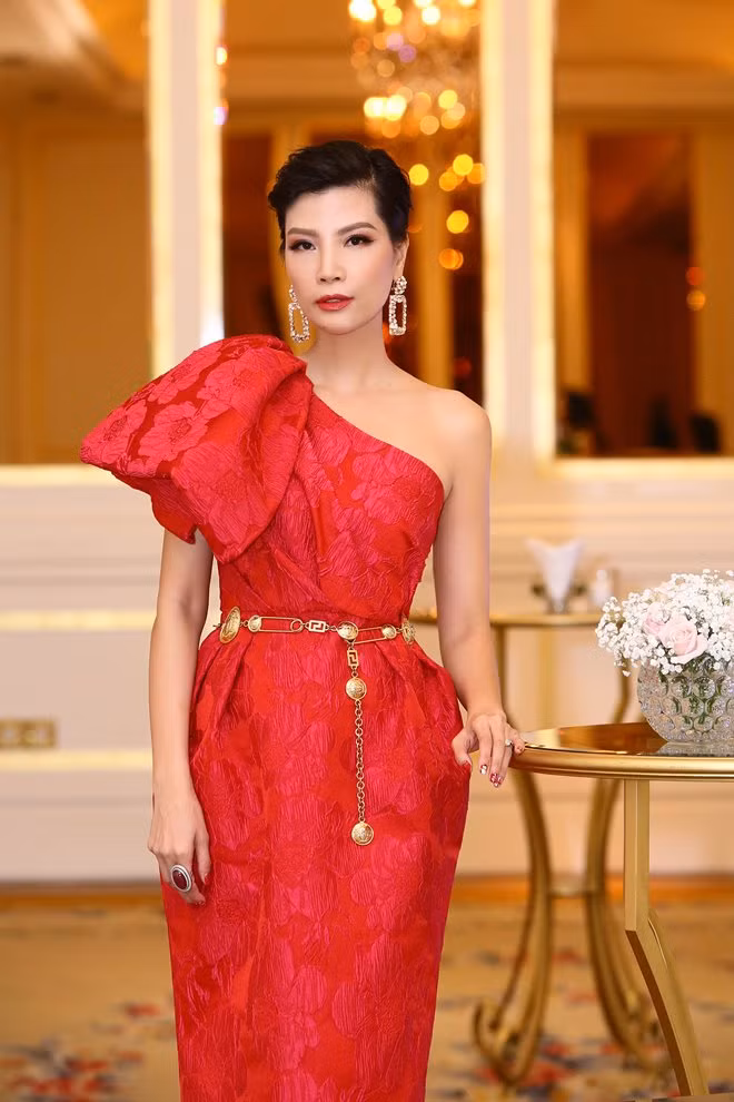 Không còn sải bước trên sàn catwalk, Vũ Cẩm Nhung vẫn giữ được phong cách thời trang với màu sắc riêng. Người đẹp tâm sự: "Thời trang là một dạng ngôn ngữ bằng hình ảnh để nói bạn là ai. Ở độ tuổi nào, môi trường làm việc ra sao thì mỗi người vẫn luôn cần phát huy nó để thêm tự tin".