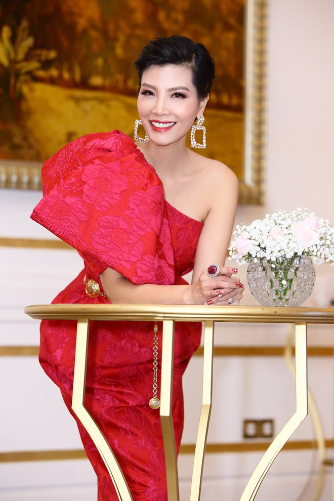 Nụ cười rạng rỡ, hạnh phúc của bà mẹ hai con. Ở tuổi 42, cựu siêu mẫu đình đám làng giải trí Việt vẫn "gây thương nhớ" với vẻ đẹp trẻ trung, quyến rũ.