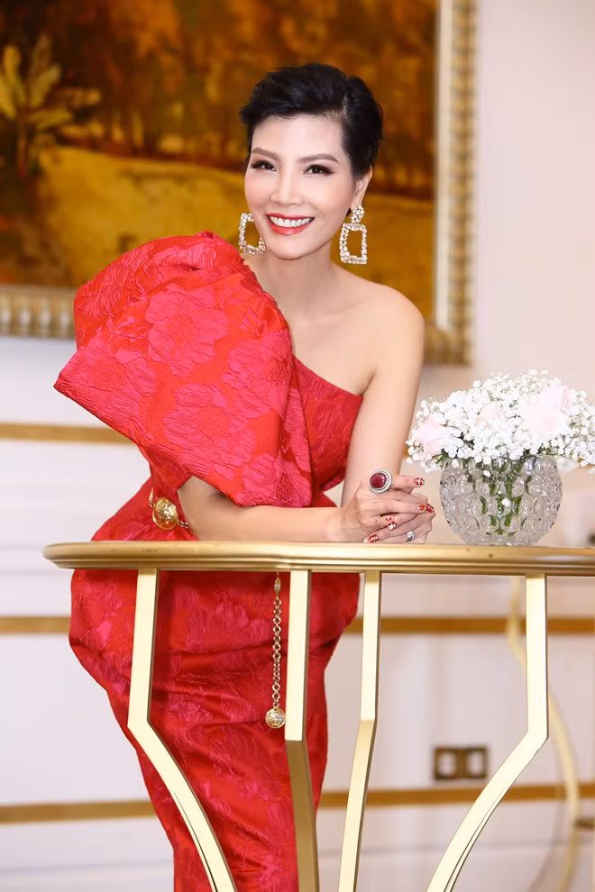 Nụ cười rạng rỡ, hạnh phúc của bà mẹ hai con. Ở tuổi 42, cựu siêu mẫu đình đám làng giải trí Việt vẫn "gây thương nhớ" với vẻ đẹp trẻ trung, quyến rũ.