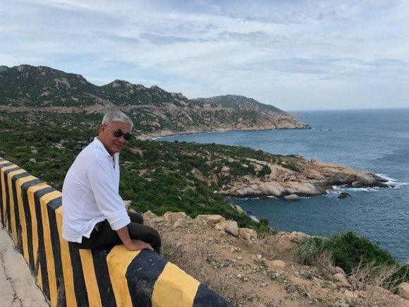 Trên trang cá nhân của mình, Nguyễn Văn Tùng chỉ chia sẻ ảnh về công việc, đi du lịch. Nhưng ông lại giấu hình ảnh về vợ và các con vì tính chất công việc.