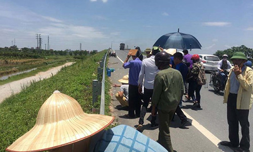 Cơ quan chức năng khám nghiệm hiện trường nơi 2 thiếu nữ tử vong.