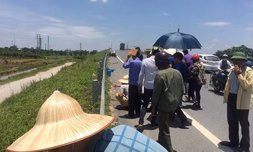 Cơ quan chức năng khám nghiệm hiện trường nơi 2 thiếu nữ tử vong.