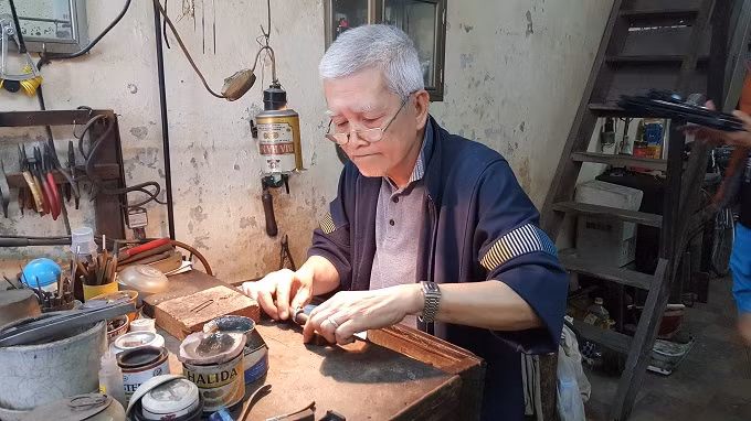 Chiec bat vang thuong gia buon vai tang con gai dip sinh nhat