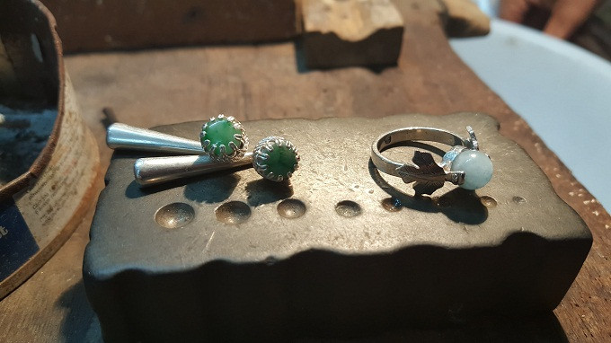 Chiec bat vang thuong gia buon vai tang con gai dip sinh nhat-Hinh-2