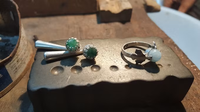 Chiec bat vang thuong gia buon vai tang con gai dip sinh nhat-Hinh-2