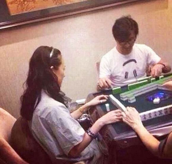 Uông Phong rủ cả Chương Tử Di cùng chơi cờ bạc.