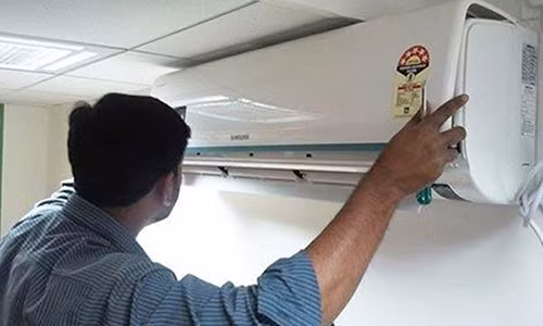 Khi lắp điều hòa, khách hàng nên yêu cầu thợ lắp đặt báo giá trước để tránh tình trạng bị chặt chém (ảnh minh họa)