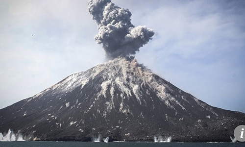 Indonesia nằm trong vành đai lửa, thường xuyên chứng kiến núi lửa thức giấc.