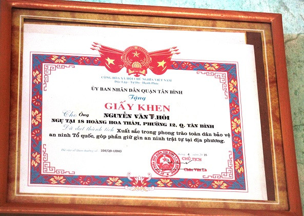 Giấy khen của anh Thôi được treo ở nơi trang trọng nhất của ngôi nhà.