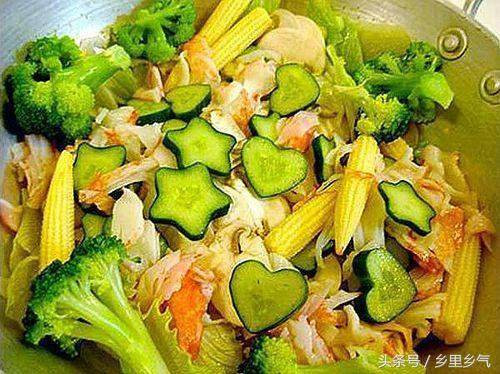 Món sa lát vô cùng ngon mắt được trang trí bởi những miếng dưa chuột hình ngôi sao và hình trái tim.